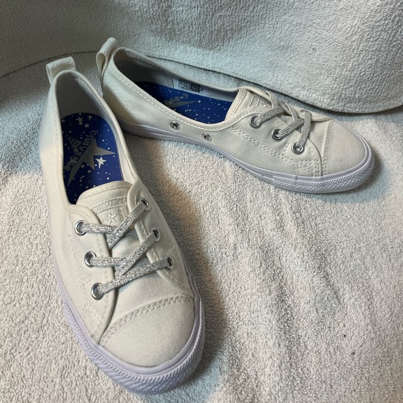 NWOT Converse All Stars girls white ballet lace slip on in size 5.5
